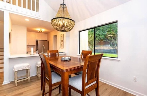 Salem House | Lake Keowee Home near Clemson, golf, hiking, boating