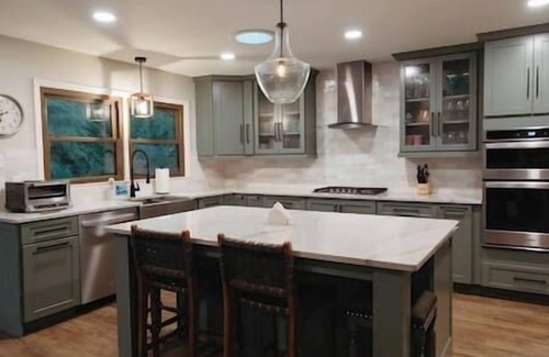West Union House | Lake Keowee Home w Dock, Kayaks, Hot Tub!