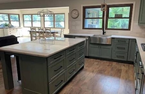 West Union House | Lake Keowee Home w Dock, Kayaks, Hot Tub!
