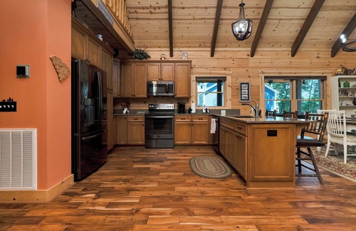 Seneca House | Lake Keowee l Waterfront Log home with dock and only 20 min to Clemson