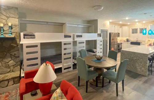 Salem Apartment | Lake Keowee Resort Condo with Balcony and Pool Access!