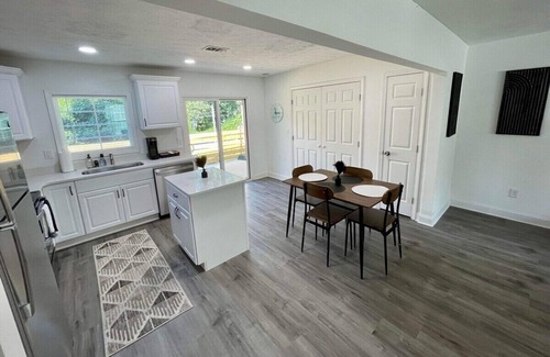 Buford House | Lake Lanier Haven | Close to ATL | Stylish & Fun!