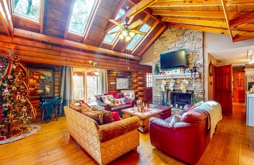 Gainesville House | Lake Lanier Log House with Water Views & Screened Porch