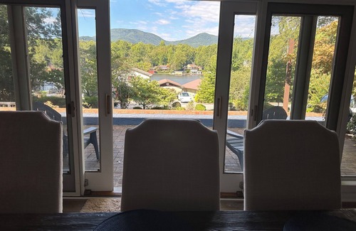 Landrum House | Lake Lanier Retreat – Renovated Luxury + Lake Access & Sunset Views