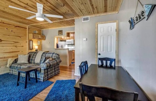 Kingsland Condo | Lake LBJ Retreat: Cozy 1BR Condo with Dock Access & Grill