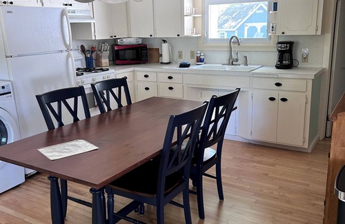 Lake Leelanau House | Lake Leelanau Cape Cod -Family Friendly-Wine Country -Pet friendly-