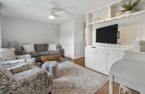 Acworth House | Lake Life C - 2 Bdrm Sleeps 4 - 5 Min Walk to Beach & Downtown Acworth - 10 Min to Lake Point Sports Complex
