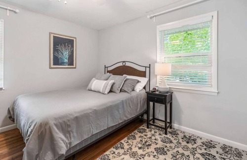 Acworth Apartment | Lake Life D - 2 Bdrm Sleeps 4 | 5 Min Walk to Beach & Dwntwn Acworth | 10 Min to Lake Point Sports