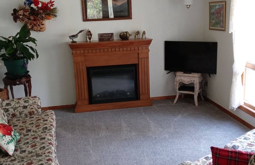 Shawano House | Lake Life Getaway! Campfires & s'mores. Grillouts and Lake views