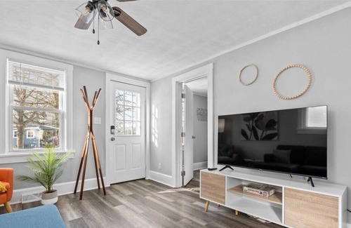 North East Cottage | Lake life meets Wine country! Quiet oasis close to the fun 🍇🍷🌊🏡✨️