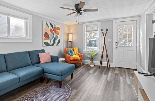 North East Cottage | Lake life meets Wine country! Quiet oasis close to the fun 🍇🍷🌊🏡✨️