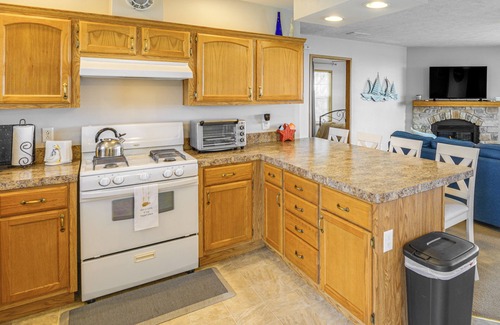 Harbor Beach House | Lake & Lighthouse Views: Inviting Port Hope Home!