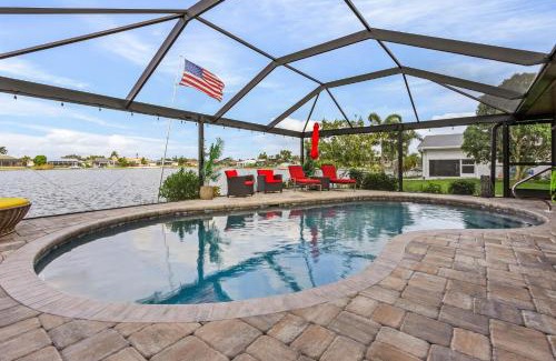 Fort Myers House | LAKE LIVING! BREATHTAKING VIEW! - Kayaks and Heated Pool - Villa Lake Life - Roelens