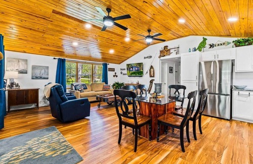 Blanchard House | Lake Livingston Retreat + Sleeps 8 + Gameroom