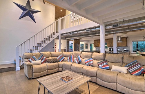 Coldspring House | Lake Livingston Vacation Rental w/ Hot Tub!