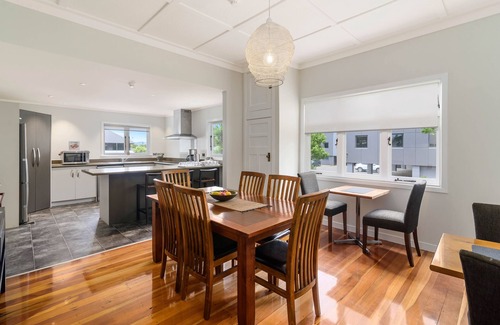 Rotorua Bed & Breakfast | Lake Lodge B&B Rotorua - Adults Only