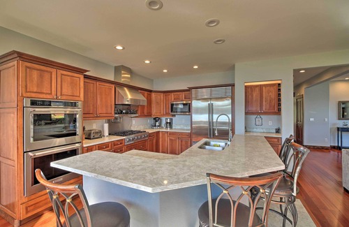 Eatonville House | Lake Lovers Oasis: Hot Tub & Mt Rainier View!