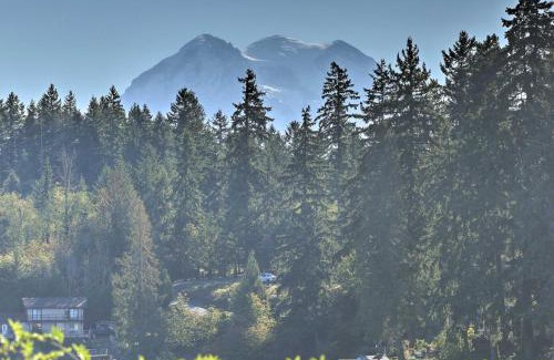 Eatonville House | Lake Lovers Oasis Hot Tub and Mt Rainier View!
