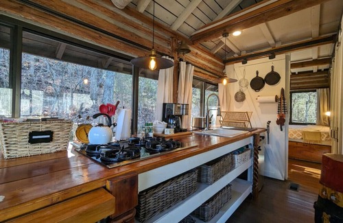 Eureka Springs Historic District Cabin | Lake Lucerne Cabin#9 Wifi+Parking+Deck@Nauti or Nice