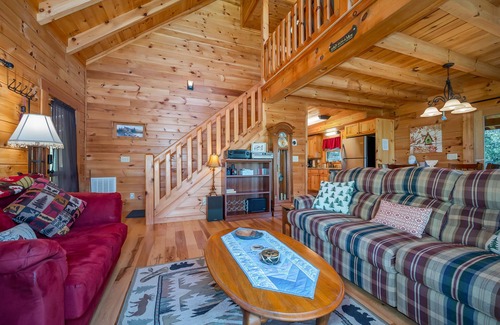 Lake Lure Cabin | Lake Lure-Lovely Log cabin- Private Lake with Beach access. Kayaks provided. Pet