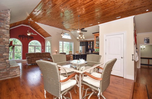 Alexander City House | Lake Martin Getaway- 6Br Lake Front Home