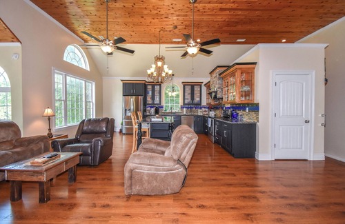 Alexander City House | Lake Martin Getaway- 6Br Lake Front Home