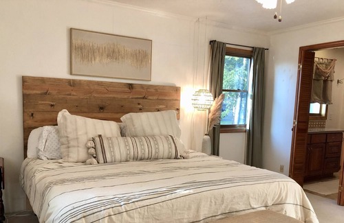 Alexander City House | Lake Martin Waterfront Home with Boat Ramp