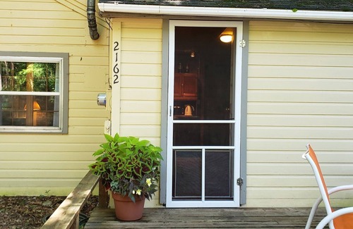 Fennville Cottage | Lake Michigan cottage/Come enjoy the fall colors in SW Michigan