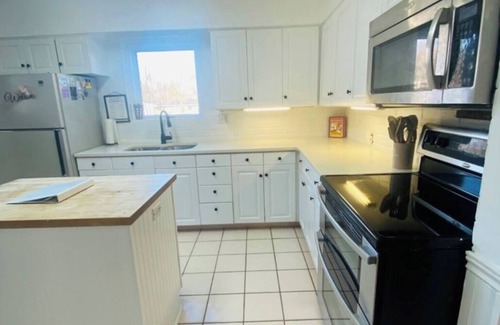 Lincoln Charter Township House | Lake Michigan Getaway - Jacuzzi Tub - PET FRIENDLY