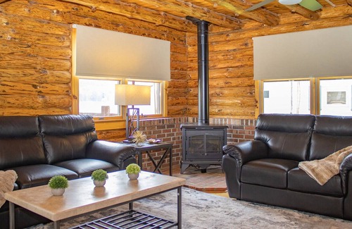 Hamilton House | Lake Moraine Log Cabin near Colgate University