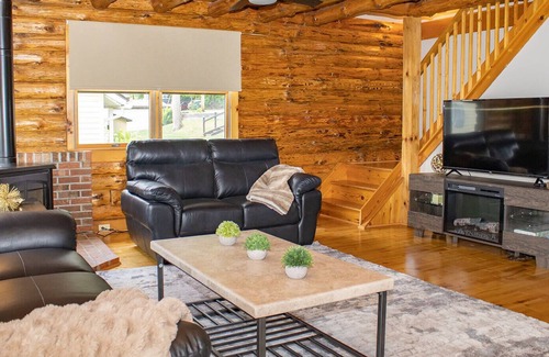 Hamilton House | Lake Moraine Log Cabin near Colgate University