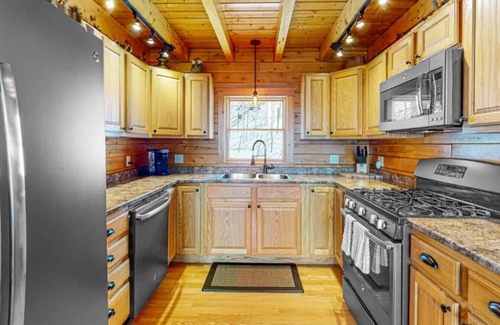 Greenville Cabin | *Lake/Mtn View*Hot Tub*Firepace*Game Room*
