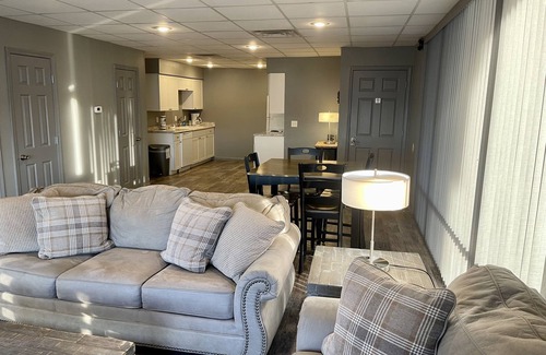 Henderson Hotel | Lake Norfork Resort