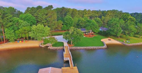 Mayhew House | Lake Norman Breakaway