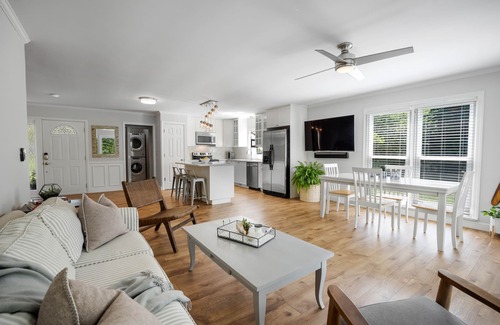 Mayhew House | Lake Norman Waterfront Cottage with Private Dock