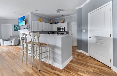 Cornelius Condo | Lake Norman Waterfront Condo Retreat - Dog Friendly Cornelius Vacation Rental