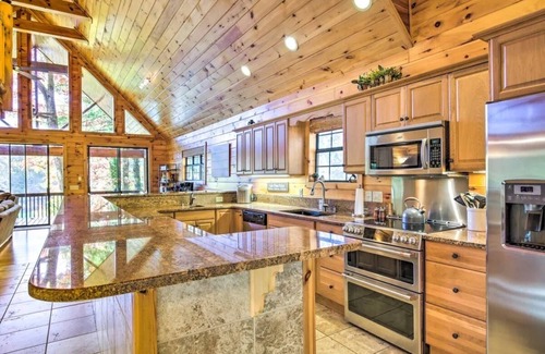 Blairsville Cabin | Lake Nottely Lakefront Log Cabin! *Hot Tub* Dock*Fire Pit*