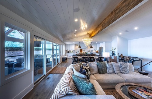Lake Oconee House | Lake Oconee lake front with pool