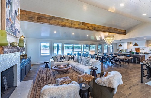 Lake Oconee House | Lake Oconee lake front with pool