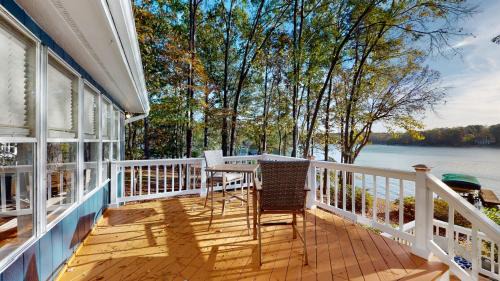 Lake Oconee House | Lake Oconee Stunning views, deep water oversized dock, fully renovated