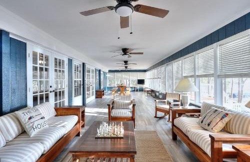 Lake Oconee House | Lake Oconee Stunning views, deep water oversized dock, fully renovated