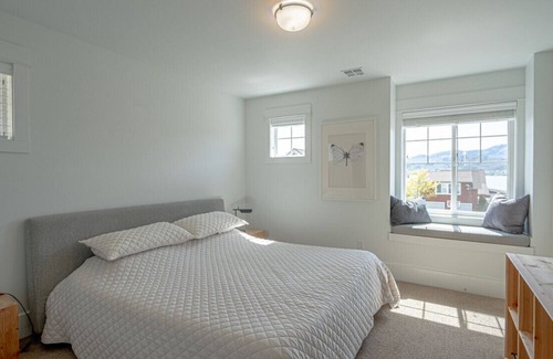 Oroville House | Lake Osoyoos Gem - Steps to the beach & Pool!