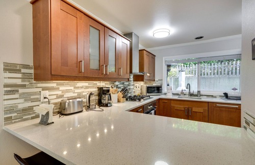 Mount Park House | Lake Oswego Home w/Deck 9 Mi to Downtown Portland