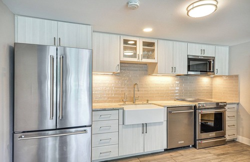 Oldtown Condo | Lake Oswego Waterfront Condo w/BBQ Grill & Dock!