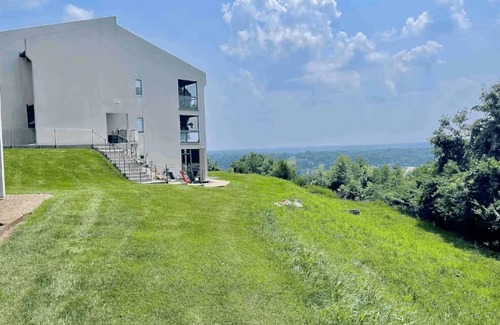Lake Ozark Condo | Lake Ozark-1BD/1BA-Hippo Pool, Regalia Resort, Gym, Hottub, Pool-Sleeps 2PP