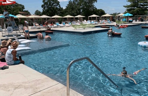 Lake Ozark Condo | Lake Ozark-1BD/1BA-Hippo Pool, Regalia Resort, Gym, Hottub, Pool-Sleeps 2PP