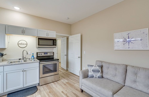 Lake Ozark Apartment | Lake Ozark Apartment w/Balcony < 1 Mi to Water!