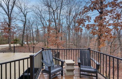 Lake Ozark Apartment | Lake Ozark Apartment with Balcony Less Than 1 Mi to Water!