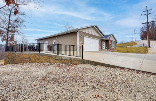 Lake Ozark Apartment | Lake Ozark Apartment with Balcony Less Than 1 Mi to Water!