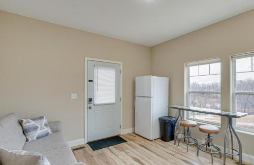 Lake Ozark Apartment | Lake Ozark Apartment with Balcony Less Than 1 Mi to Water!